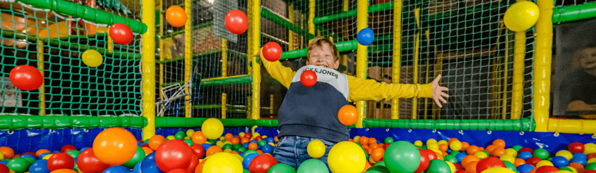 Enfant dans la piscine à balles Girafou