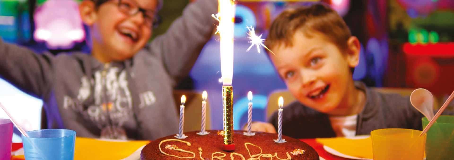 Enfants fêtant un anniversaire au parc Girafou