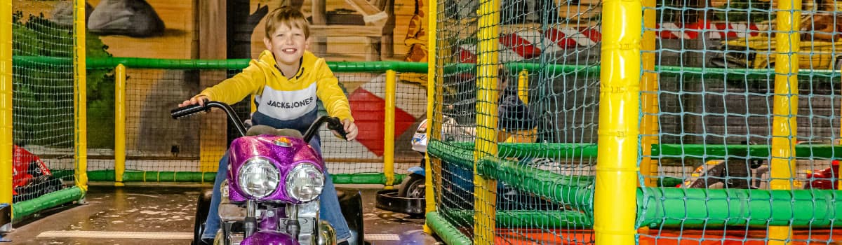 Enfant sur une moto au parc Girafou